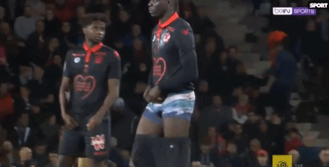 日职联半场：双方门将发挥神勇，福冈黄蜂0-0大阪钢巴（日职联半场战报：两队门神高接低挡，福冈黄蜂0-0大阪钢巴）