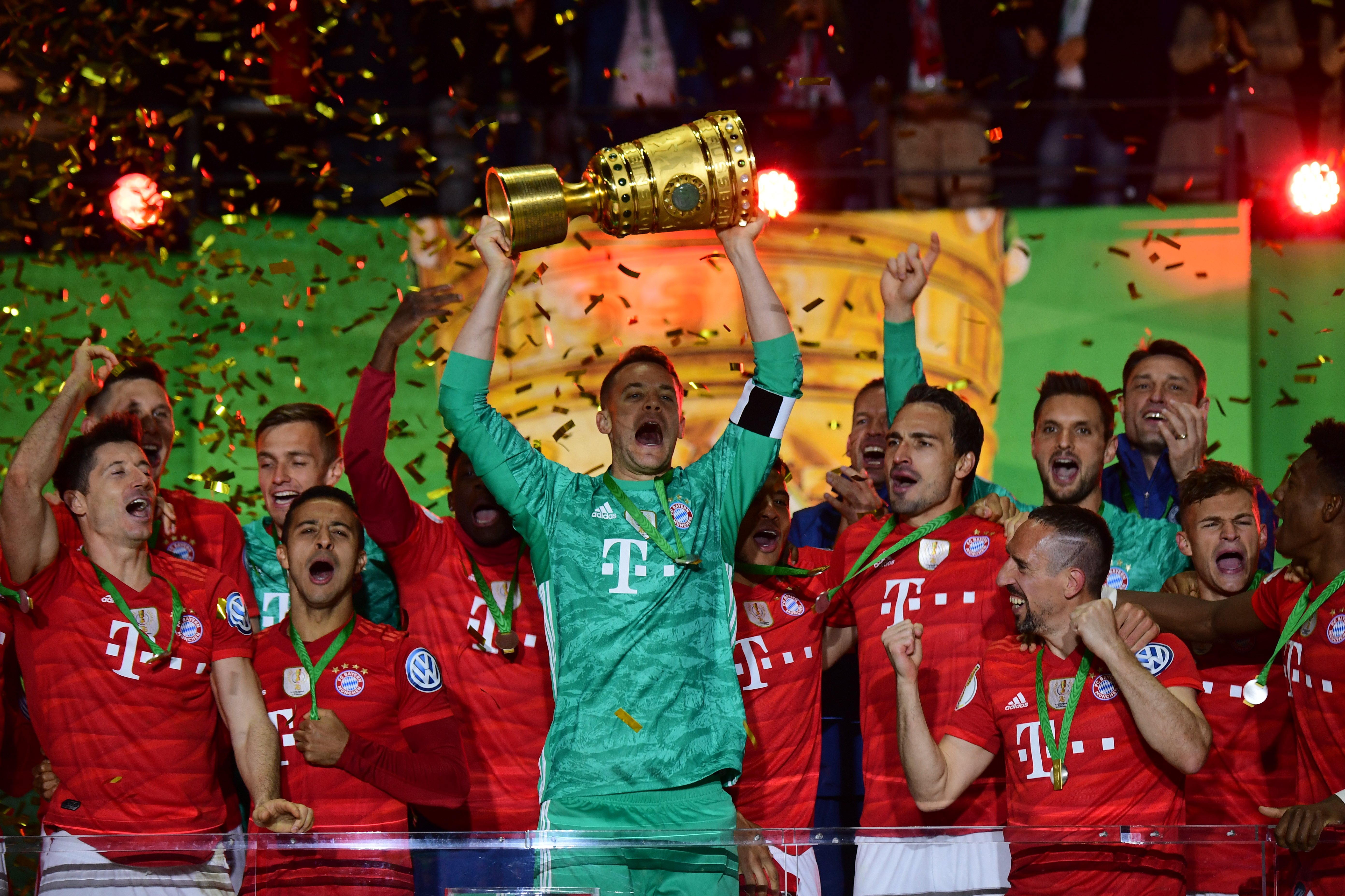 足球报：铁人引进邦本宜裕是庄毅慧眼识珠，明年续约问题不大（足球报：庄毅慧眼促成铁人签下邦本宜裕，明年续约基本无忧）