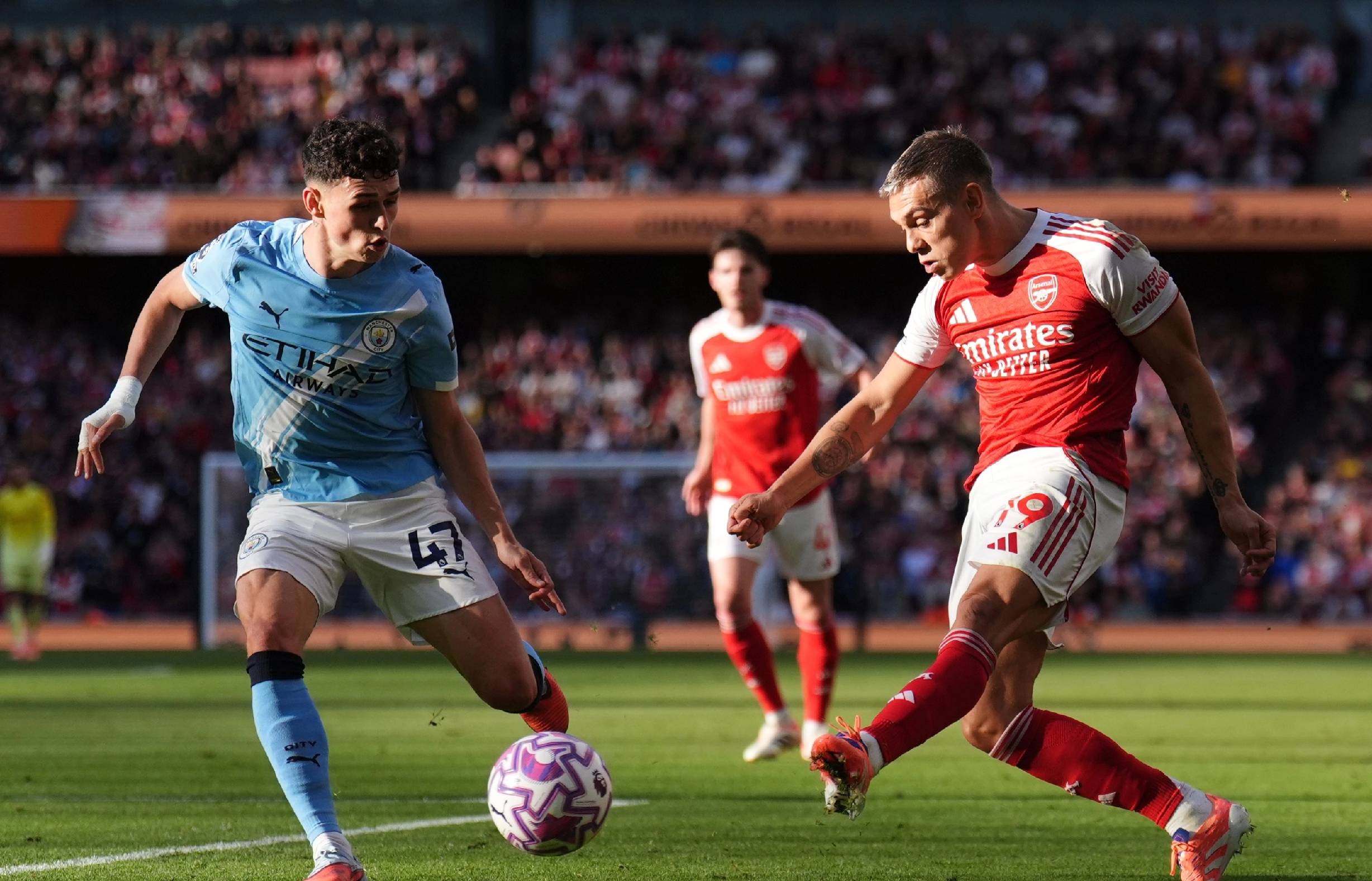 英超半场：吉马良斯角球破门，戈登点射，纽卡2-0伯恩利（英超半场战报：纽卡2-0领先伯恩利，吉马良斯角球建功，戈登点射命中）