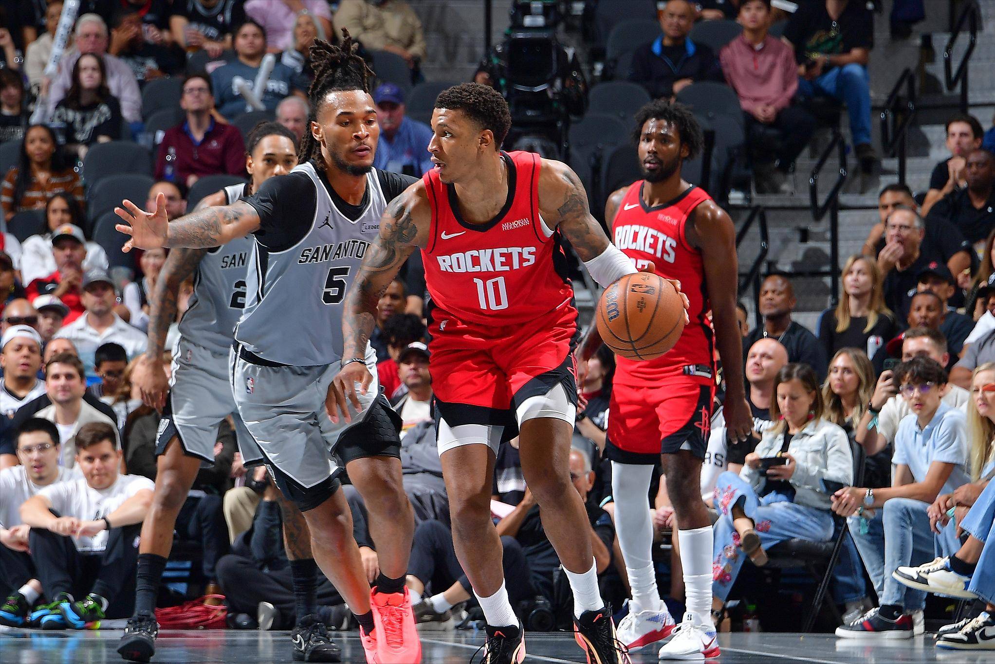 火箭vs国王前瞻：杜兰特再战威少，火箭回到主场志在必得（火箭主场战国王前瞻：杜兰特与威少再度相逢，誓取胜利）