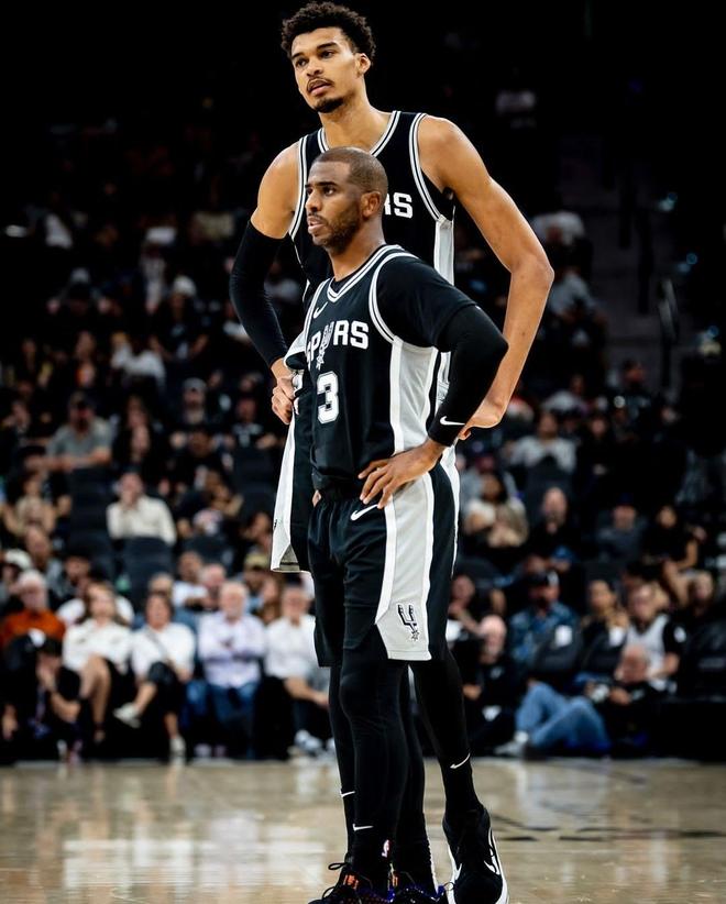 马卡：维尼修斯和皇马续约谈判远未达成，期限与年薪上有分歧（马卡报：维尼修斯与皇马续约受阻，合同年限与薪资存在分歧）