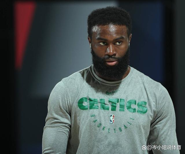 意甲球员在第12轮比赛中涂上红色面彩，向针对女性的暴力说不（意甲第12轮：球员以红色面彩发声，拒绝针对女性的暴力）