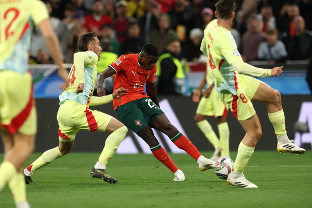 罗哥对梅西的评价可能有一些针对性，但点评曼联就是纯粹客观（罗哥评梅西或带主观色彩，评曼联则完全客观）