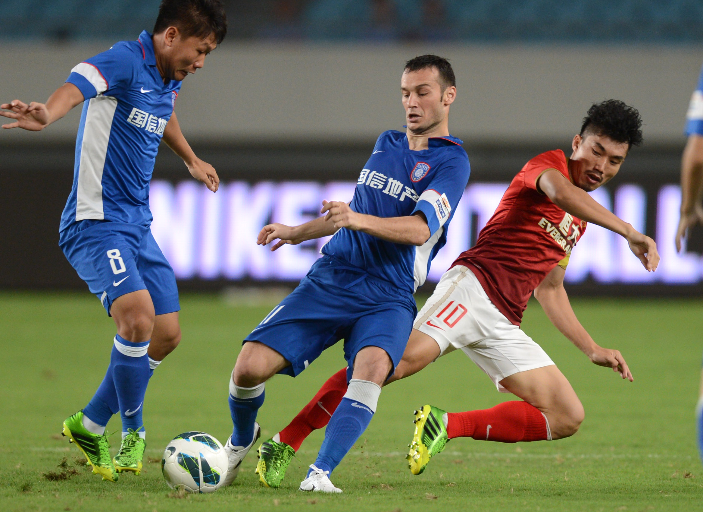 海港6日上午转道新加坡去新山，颜骏凌、徐新获颁纪念球衣（海港队6日上午经新加坡转赴新山，颜骏凌、徐新获赠纪念球衣）