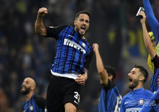 利物浦暂时摆脱困境，但斯洛特执教仍存疑，维尔茨与基耶萨表现关键，战术调整引发争议。（利物浦短暂回暖，斯洛特执教仍受质疑；维尔茨与基耶萨成关键，战术调整掀起争议）