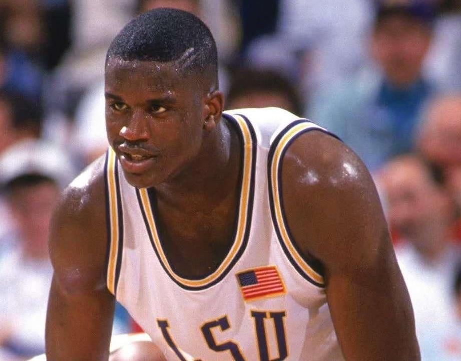 汪涵陪儿子马术竞赛！嚼槟榔超享受，夫妻交替带娃成热议焦点（汪涵现身儿子马术赛场，嚼槟榔显惬意，夫妻轮流带娃引热议）