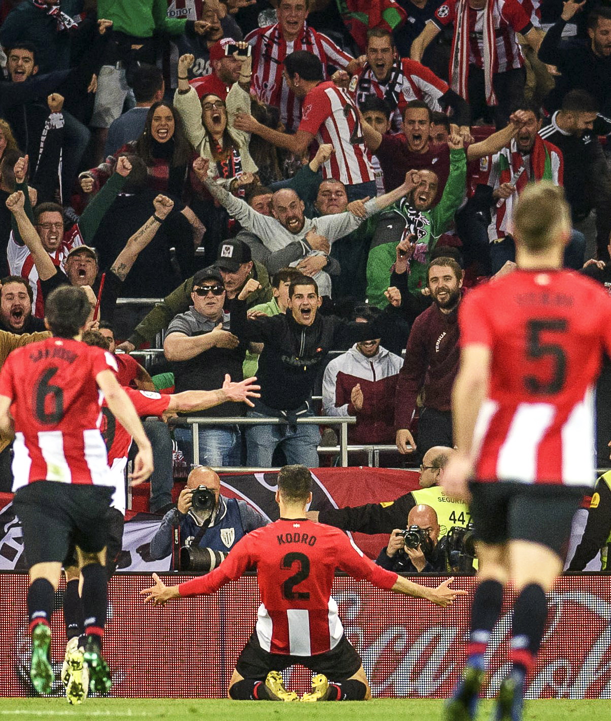 某队因违规遭重罚，官方回应惹争议（某队违规被重罚，官方回应引发争议）