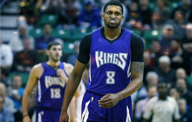 大连人队球迷热情依旧（大连人队拥趸热情不减）